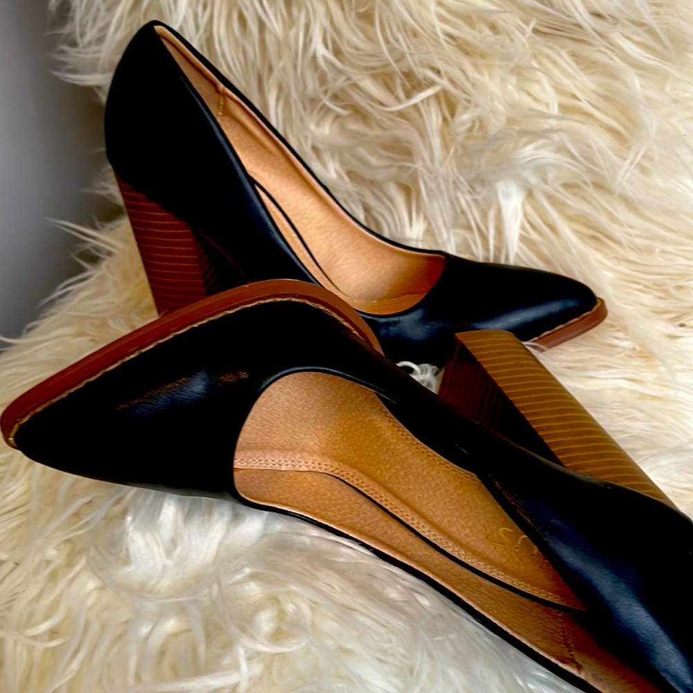 NEW!!!! Black Leather 7 1/2 Venus